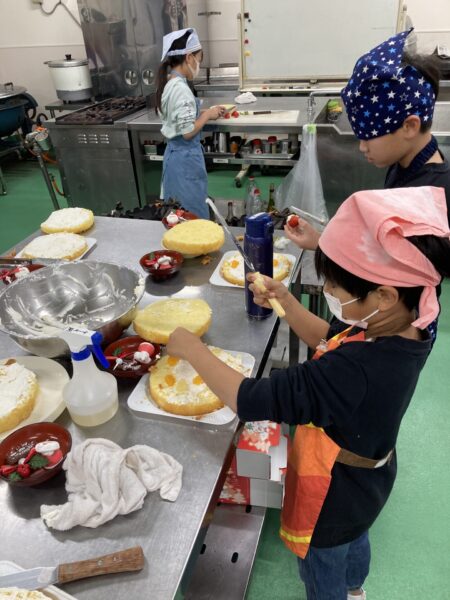 生徒、食育クラブ、体験入学の方たちも賑やかにケーキづくりをたのしみました